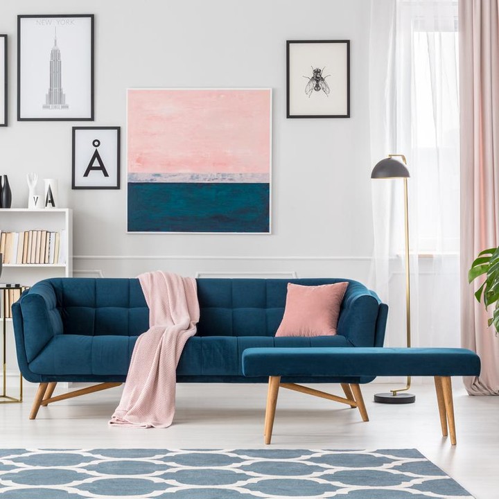 <p>Deep blue, rose pink, dan putih jadi paduan tepat untuk membuat ruangan tampak lebih ceria. (Foto: Getty Images/iStockphoto/KatarzynaBialasiewicz)</p>