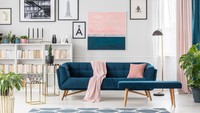 <p>Deep blue, rose pink, dan putih jadi paduan tepat untuk membuat ruangan tampak lebih ceria. (Foto: Getty Images/iStockphoto/KatarzynaBialasiewicz)</p>