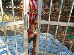 Pintu Makam Lokasi Bungkusan Kain Kafan Isi Mantra-Foto Cewek Kini Digembok
