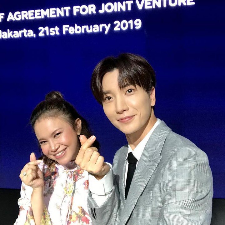 <p><strong>Rossa</strong>   Rossa memamerkan foto bersama salah satu personel Super Junior, Leeteuk. Rossa mengambil kesempatan berfoto dengan personel boyband yang tampan ini ketika bertemu di acara yang sama. (Foto: Instagram @xxteukxx)</p>