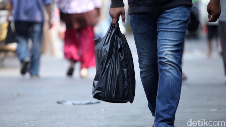 Siap-siap! Besok Kantong Plastik Dilarang di Jakarta Pemprov DKI Jakarta melarang penggunaan kantong plastik seklai pakai di mal hingga pasar. Larangan itu mulai diberlakukan pada 1 Juli 2020 mendatang.