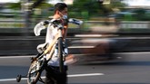 Trend Gowes Kala Pandemi Seorang warga mengangkat sepeda yang dibelinya di Pasar Rumput, Jakarta, Minggu (14/6/2020). Pedagang mengaku saat pandemi COVID-19 mengalami peningkatan omzet hingga 10 sepeda per harinya dibandingkan sebelumnya hanya tiga sampai lima sepeda. ANTARA FOTO/M Risyal Hidayat/aww.