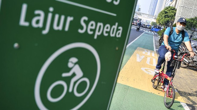 Sejumlah pihak menilai pembangunan insrastruktur khusus pesepeda di Jakarta lebih genting ketimbang pembuatan tugu sepeda.