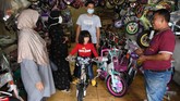 Trend Gowes Kala Pandemi Calon pembeli mencoba sepeda di Pasar Rumput, Jakarta, Minggu (14/6/2020). Pedagang mengaku saat pandemi COVID-19 mengalami peningkatan omzet hingga 10 sepeda per harinya dibandingkan sebelumnya hanya tiga sampai lima sepeda. ANTARA FOTO/M Risyal Hidayat/aww.