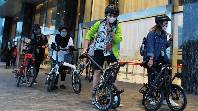 Trend Gowes Kala Pandemi Sejumlah karyawan bersiap pulang menggunakan sepeda di salah satu pusat perkantoran kawasan Alam Sutera, Tangerang, Banten, Selasa (23/6/2020). Sepeda menjadi alat transportasi pilihan karyawan perkantoran di saat pandemi COVID-19 karena selain dapat meningkatkan imunitas tubuh juga bisa meminimalisir terjadinya penularan COVID-19. ANTARA FOTO/Muhammad Iqbal/aww.
