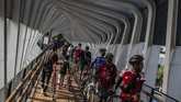 Trend Gowes Kala Pandemi Warga mendorong sepedanya saat menyeberangi jembatan penyeberangan orang (JPO) ketika pemberlakuan pembatasan sosial berskala besar (PSBB) transisi di Jalan Jenderal Sudirman, Jakarta, Minggu (14/6/2020). Di tengah pandemi COVID-19, warga tetap berolah raga di sepanjang kawasan Jalan Jenderal Sudirman - Jalan MH Thamrin meskipun hari bebas kendaraan bermotor (HBKB) ditiadakan. ANTARA FOTO/Aprillio Akbar/foc.