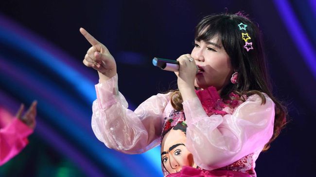 Setelah resmi menjadi sepasang suami-istri, Via Vallen dan Chevra Yolandi melanjutkan rangkaian pernikahan dengan prosesi temu manten.