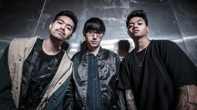 Weird Genius resmi merilis lagu Glorious yang menjadi soundtrack Piala Dunia U-20 di Argentina yang tayang di kanal YouTube FIFA.