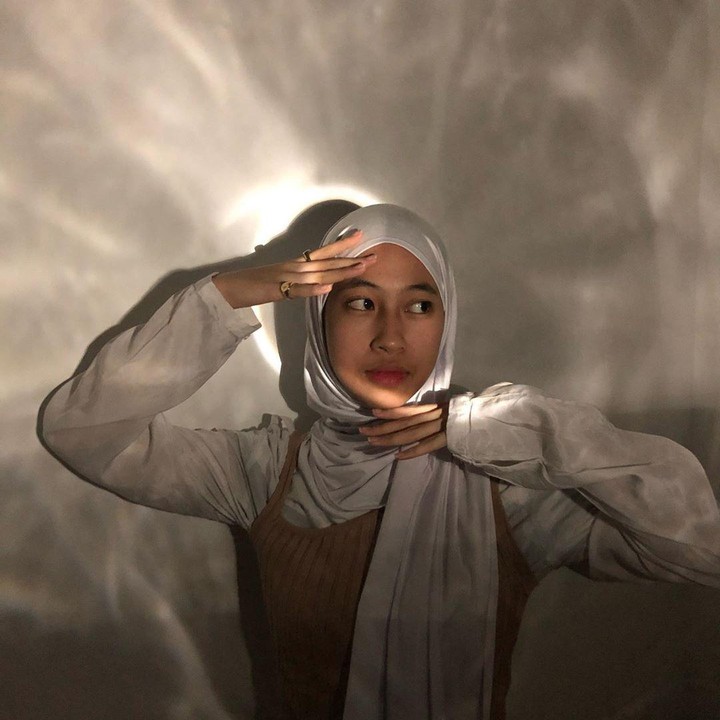 <p>Di akun media sosialnya, wanita kelahiran tahun 2000 ini kerap bergaya casual namun modis. (Foto: Instagram @adiba.knza)</p>