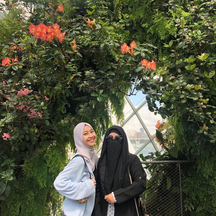 <p>Jadi anak pertama membuat Adiba dekat banget dengan sang ibu. (Foto: Instagram @adiba.knza)</p>