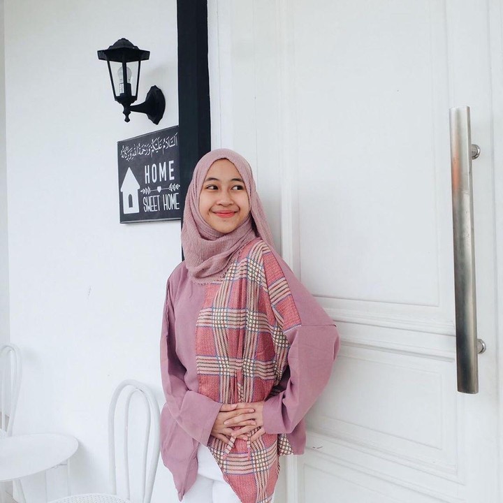 <p>Siapa sangka, Adiba ternyata punya suara yang merdu. Baru-baru ini, dia ikut duet bersama penyanyi religi Syakir Daulay. Keren! (Foto: Instagram @adiba.knza)</p>