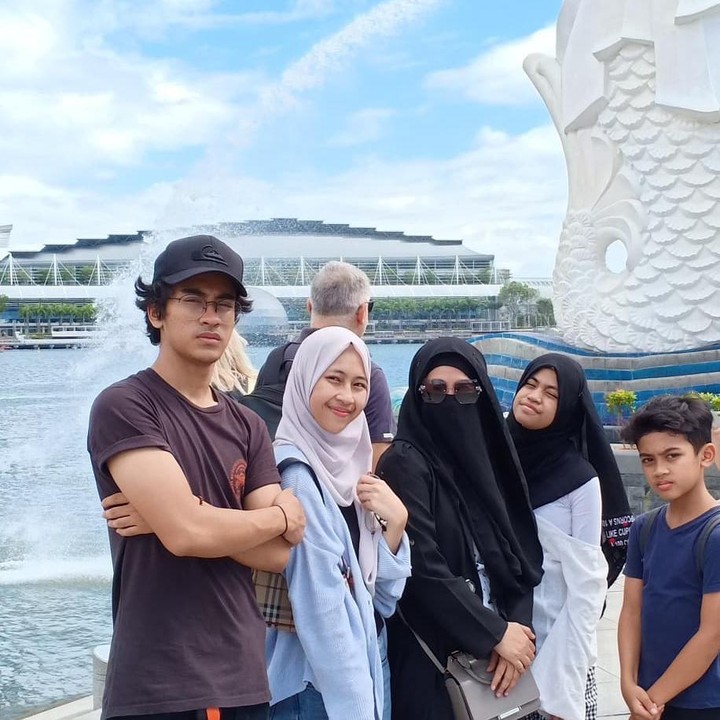 <p>Adiba adalah anak pertama dari empat bersaudara. Sebagai anak tertua, Adiba akrab dengan ketiga adiknya. (Foto: Instagram @_ummi_pipik_)</p>