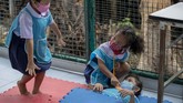Anak-anak Thailand Bersiap untuk Masuk Sekolah Children play at Makkasan preschool in Bangkok, Thailand, Wednesday, July 1, 2020. Thailand has begun a fifth phase of relaxations of COVID-19 restrictions, allowing the reopening of schools and high-risk entertainment venues such as pubs and massage parlors that had been shut since mid-March. (AP Photo/ Gemunu Amarasinghe)