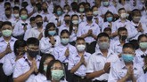 Anak-anak Thailand Kembali Masuk Sekolah Students wearing protective gear to help curb the spread of the coronavirus pray before class at the Samkhok School in Pathum Thani, outside Bangkok, Wednesday, July 1, 2020. Thailand has begun a fifth phase of relaxations of COVID-19 restrictions, allowing the reopening of schools and high-risk entertainment venues such as pubs and massage parlors that had been shut since mid-March. (AP Photo/Sakchai Lalit)