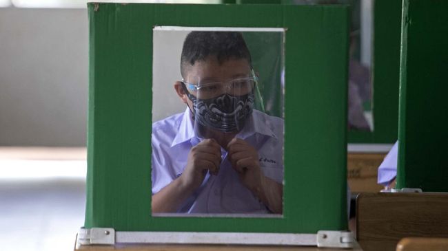Pendongeng Agus Nur Alam alias PM Toh bercerita soal Covid-19 dengan dendang dan benda yang familiar dengan anak.