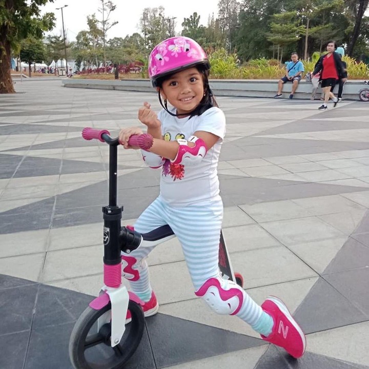 <p>Reisa mengatakan, putrinya ini sangat suka bermain di luar ruangan. Salah satu kegiatan yang dilakukan Ania adalah bermain balance bike. (Foto: Instagram @reisabrotoasmoro)</p>