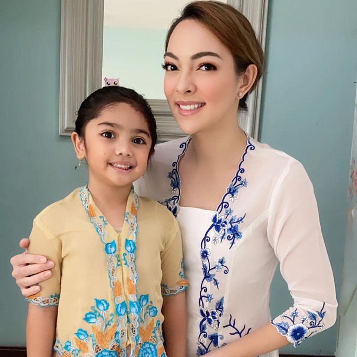 <p>Seperti sang ibu, Ania juga memiliki wajah cantik dengan bentuk matanya yang bulat. Ania semakin terlihat cantik ketika memakai kebaya ya, Bunda. (Foto: Instagram @reisabrotoasmoro)</p>