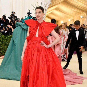 Anne Hathaway Dilarang Duduk Saat Syuting Film Christopher Nolan