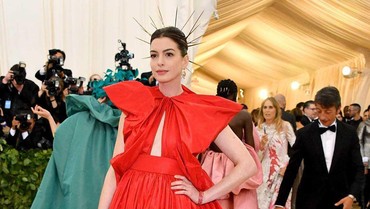 img-title Anne Hathaway Dilarang Duduk Saat Syuting Film Christopher Nolan