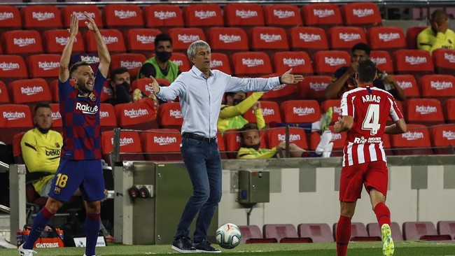 Barcelona's head coach Quique Setien, center, gestures during the Spanish La Liga soccer match between FC Barcelona and Atletico Madrid at the Camp Nou stadium in Barcelona, Spain, Tuesday, June 30, 2020. (AP Photo/Joan Monfort)