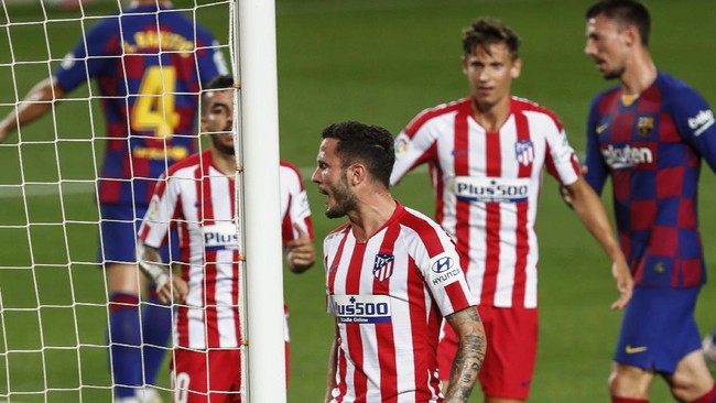 Atletico Madrid's Saul, center, celebrates after scoring his side's second goal during the Spanish La Liga soccer match between FC Barcelona and Atletico Madrid at the Camp Nou stadium in Barcelona, Spain, Tuesday, June 30, 2020. (AP Photo/Joan Monfort)