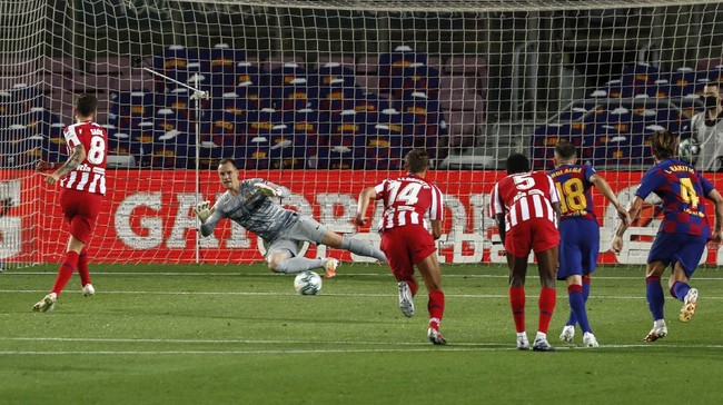 Atletico Madrid's Saul scores his side's first goal on a penalty kick during the Spanish La Liga soccer match between FC Barcelona and Atletico Madrid at the Camp Nou stadium in Barcelona, Spain, Tuesday, June 30, 2020. (AP Photo/Joan Monfort)