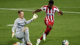 Barcelona Ikat Ter Stegen hingga 2025