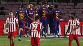 Barcelona vs Atletico Madrid FC Barcelona, background, celebrate their side's second goal during the Spanish La Liga soccer match between FC Barcelona and Atletico Madrid at the Camp Nou stadium in Barcelona, Spain, Tuesday, June 30, 2020. (AP Photo/Joan Monfort)