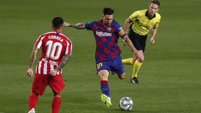 Barcelona vs Atletico Barcelona's Lionel Messi, center, kicks the ball in front Atletico Madrid's Angel Correa during the Spanish La Liga soccer match between FC Barcelona and Atletico Madrid at the Camp Nou stadium in Barcelona, Spain, Tuesday, June 30, 2020. (AP Photo/Joan Monfort)