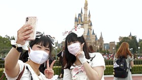 Dilarang Salaman dengan Mickey Mouse di Tokyo Disneyland