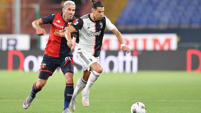 Juventus' Cristiano Ronaldo, right, runs with the ball during the Italian Serie A soccer match between Genoa and Juventus at the Luigi Ferraris stadium in Genoa, Italy, Tuesday, June 30, 2020. (Tano Pecoraro/LaPresse via AP)