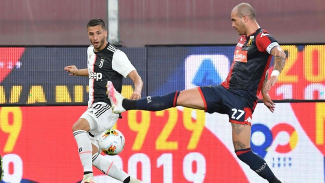 Gelaran Liga Italia terancam ditunda selama dua pekan setelah 14 orang anggota tim dan staf Genoa dinyatakan positif covid-19.