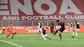 Genoa vs Juventus di Liga Italia Genoa's Andrea Pinamonti, center right, reacts after a goal during an Italian Serie A soccer match between Genoa and Juventus at the Luigi Ferraris stadium in Genoa, Italy, Tuesday, June 30, 2020. (Tano Pecoraro/LaPresse via AP)