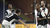 Genoa vs Juventus di Liga Italia Juventus' Douglas Costa, second right, celebrates after scoring a goal during an Italian Serie A soccer match between Genoa and Juventus at the Luigi Ferraris stadium in Genoa, Italy, Tuesday, June 30, 2020. (Tano Pecoraro/LaPresse via AP)