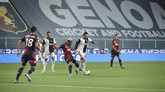 Genoa vs Juventus di Liga Italia Juventus' Federico Bernardeschi, second right, vies for the ball during an Italian Serie A soccer match between Genoa and Juventus at the Luigi Ferraris stadium in Genoa, Italy, Tuesday, June 30, 2020. (Tano Pecoraro/LaPresse via AP)