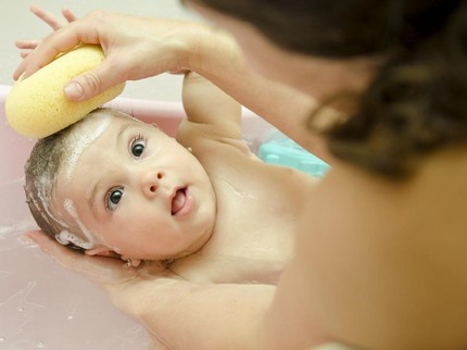Produk Apa Saja yang Boleh untuk Mengeramas Rambut Bayi?
