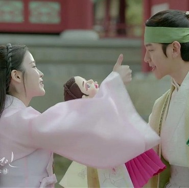 Baekhyun EXO Follow IG IU, Penggemar Langsung Tagih Ini