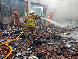 Video SMAN 100 Jaktim Terbakar, Ruang Wakasek hingga Lab Hangus