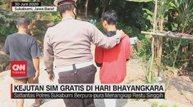 VIDEO: Polisi Beri Kejutan SIM Gratis di Hari Bhayangkara