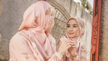 Laudya Cynthia Bella Sandarkan Kepala di Bahu Pria, Netizen Doakan Bahagia