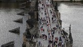 Makan Malam di Meja Sepanjang 500 meter di Jembatan Charles Praha Residents sit to dine on a 500 meter long table set on the medieval Charles Bridge, after restrictions were eased following the coronavirus pandemic in Prague, Czech Republic, Tuesday, June 30, 2020. (AP Photo/Petr David Josek)