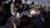 Makan Malam di Meja Sepanjang 500 meter di Jembatan Charles Praha Residents play music as they sit to dine on a 500 meter long table set on the medieval Charles Bridge, after restrictions were eased following the coronavirus pandemic in Prague, Czech Republic, Tuesday, June 30, 2020. (AP Photo/Petr David Josek)