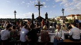 Makan Malam di Meja Sepanjang 500 meter di Jembatan Charles Praha Residents sit to dine on a 500 meter long table set on the medieval Charles Bridge, after restrictions were eased following the coronavirus pandemic in Prague, Czech Republic, Tuesday, June 30, 2020. (AP Photo/Petr David Josek)