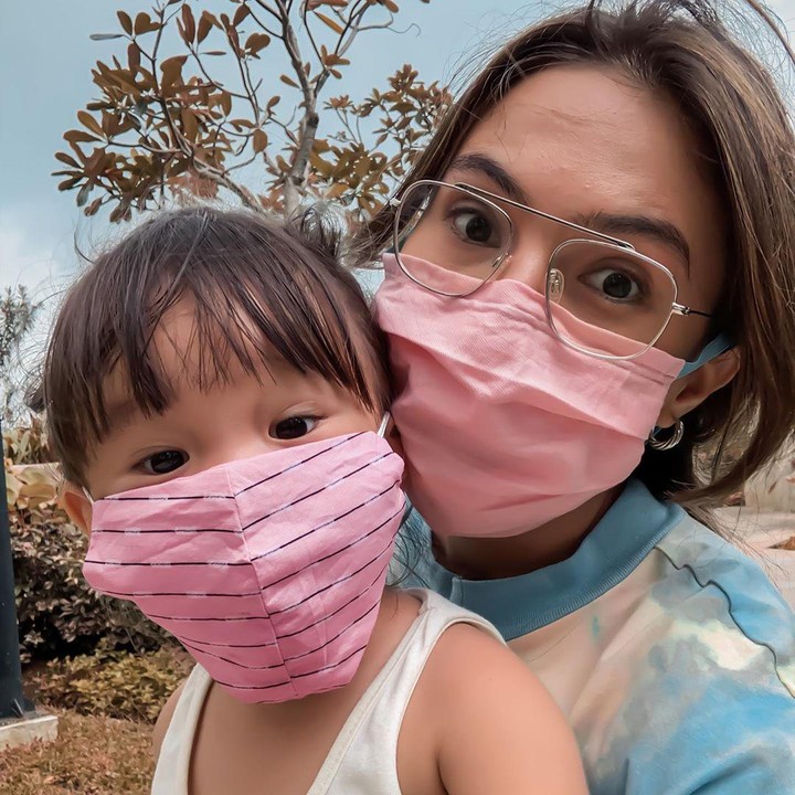 <p>Pakai masker kembaran dengan Aurora. Enggak cuma kompak pakai masker, Olivia pun pingin ngajak Aurora duet nyanyi. (Foto: Instagram @oliviajensen)</p>