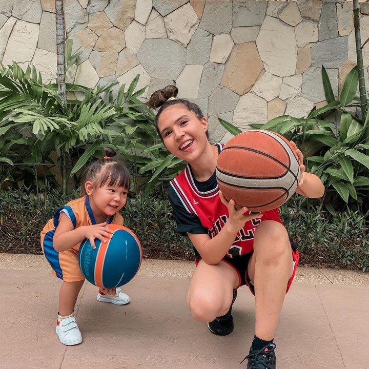 <p>Menurut Olivia, harus punya berbagai cara kreatif untuk mengajak Aurora main. Kali ini, basket bareng nih biar badan bugar dan hati pun senang. (Foto: Instagram @oliviajensen)</p>