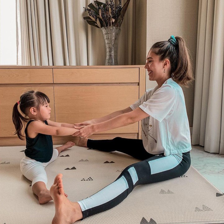 <p>Aura tumbuh jadi gadis kecil yang menggemaskan nih, Bunda. Di saat senggang sering menamani sang bunda stretching nih di rumah. (Foto: Instagram @oliviajensen)</p>