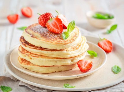 Resep Pancake Teflon, Lembut dan Enak Pakai Saus Stroberi