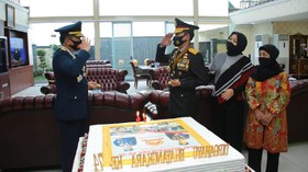 Panglima TNI Antar Kejutan Kue Ulang Tahun buat Kapolri