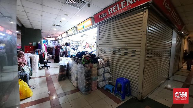 Pasar Tanah Abang masih beroperasi Pasar Tanah Abang masih beroperasi normal usai sejumlah pedagang diketahui positif Covid-19.