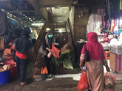 Resmi Dilarang, Kantong Plastik Masih Dipakai Pembeli-Pedagang di Pasar Minggu